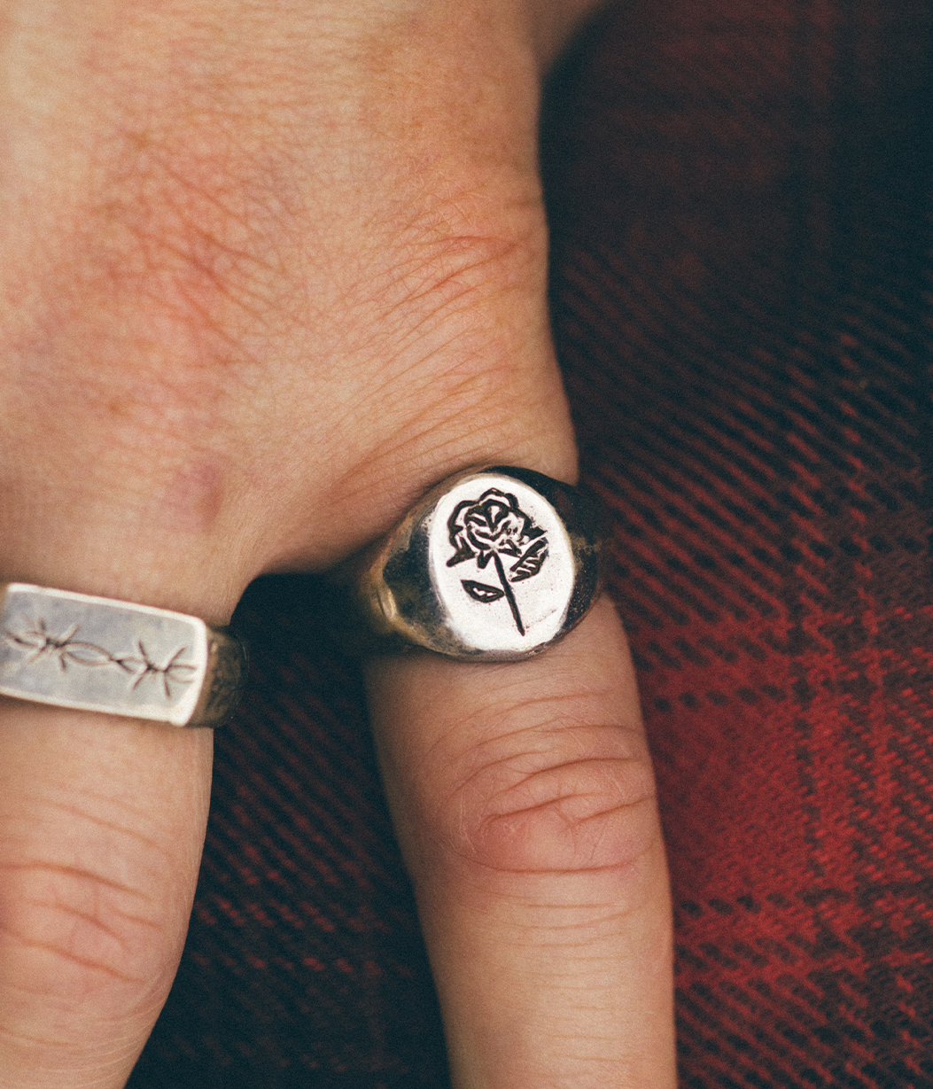 SILVER ROSE SIGNET ON HAND