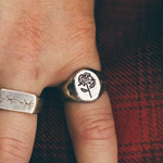SILVER ROSE SIGNET ON HAND