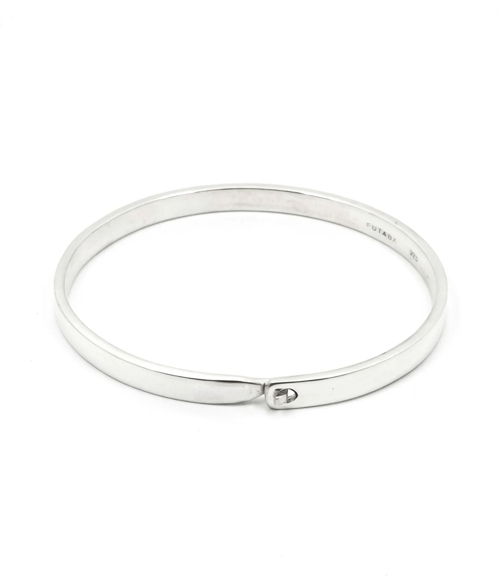 minimalist bracelet back side showing clasp 