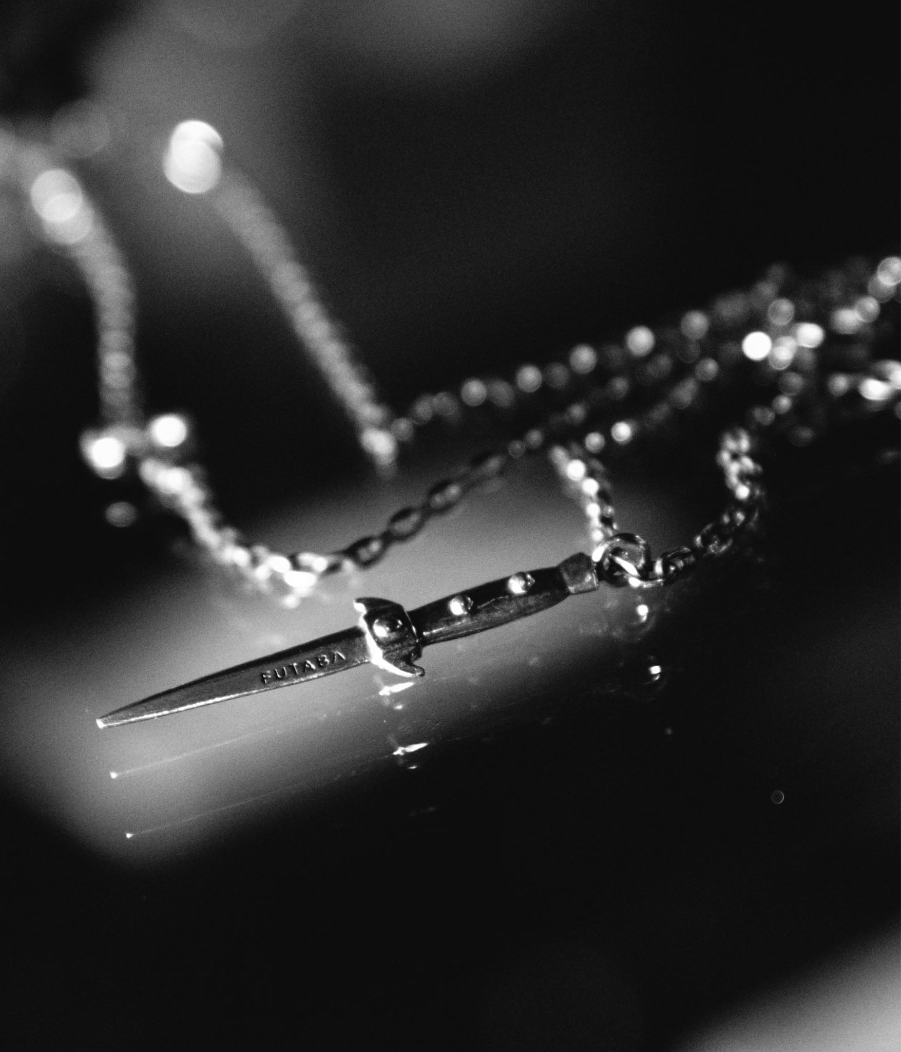 switchblade necklace in black and white 