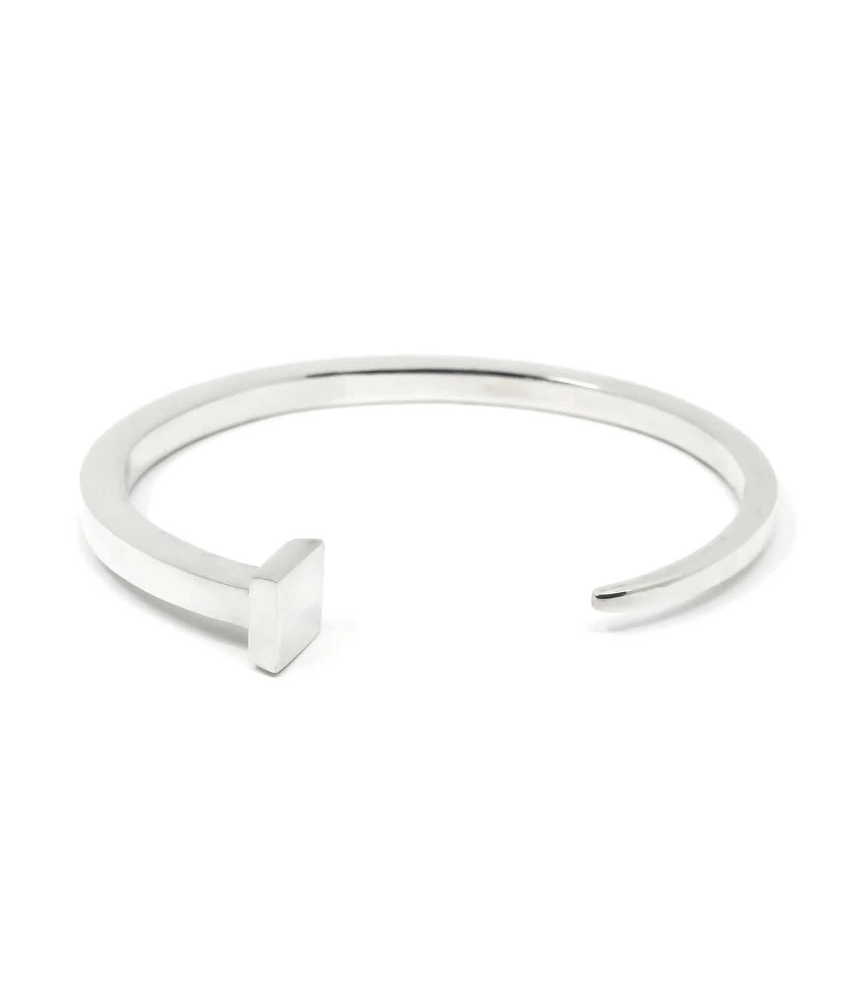 Touch as nails, a strikingly minimalist design defines this bracelet. Its unique and contemporary style serves as a symbol of strength and the celebration of one's individuality